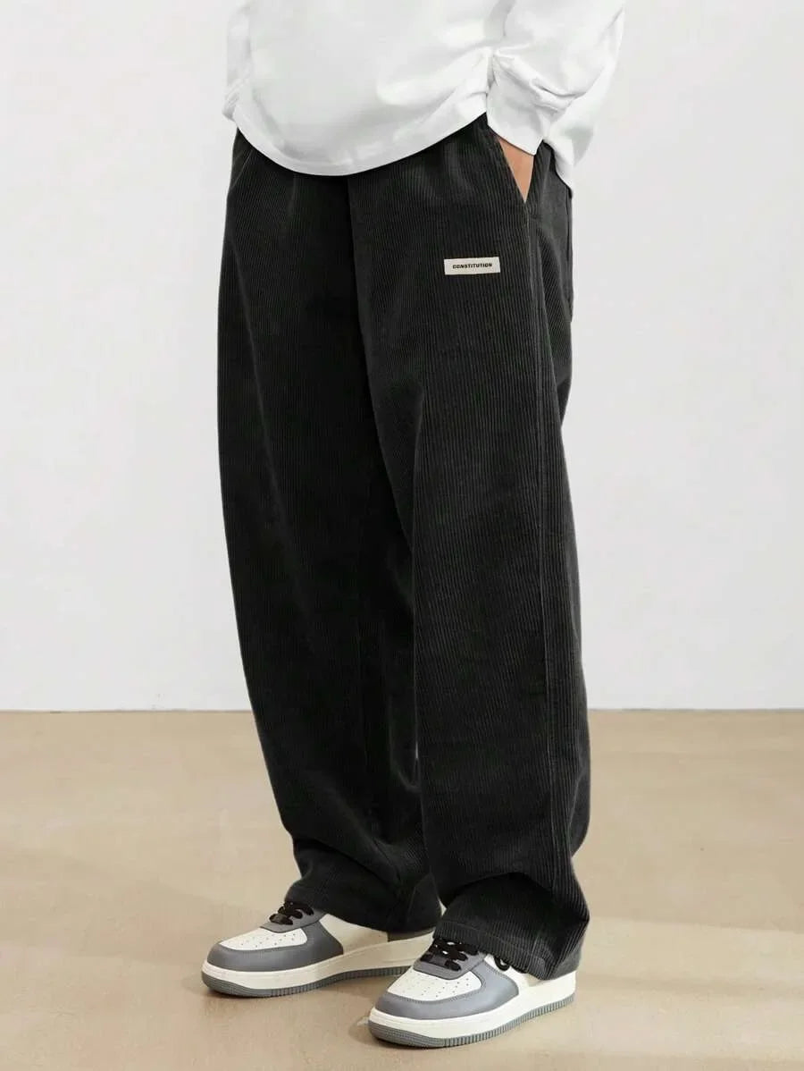 Calça de veludo cotelê, caimento solto
