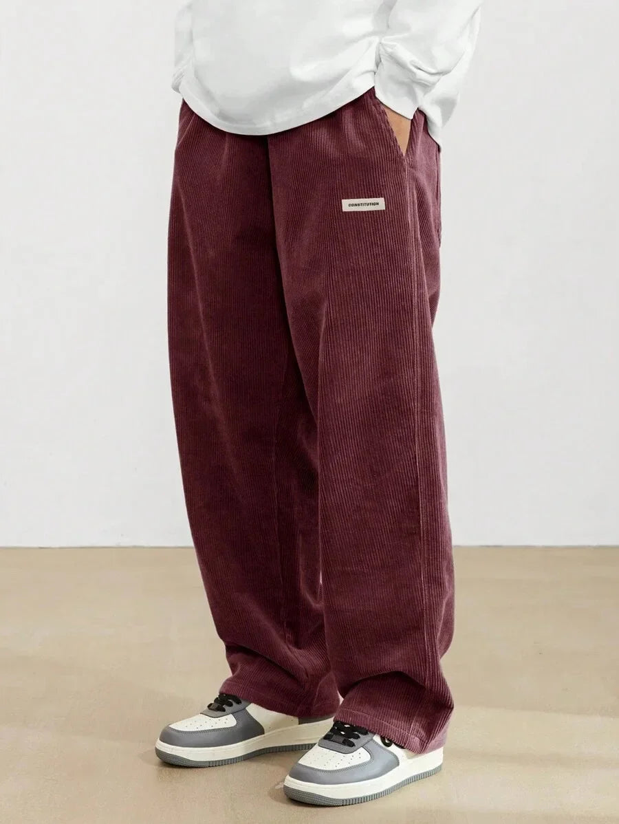 Calça de veludo cotelê, caimento solto