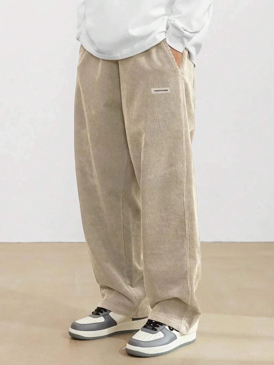 Calça de veludo cotelê, caimento solto