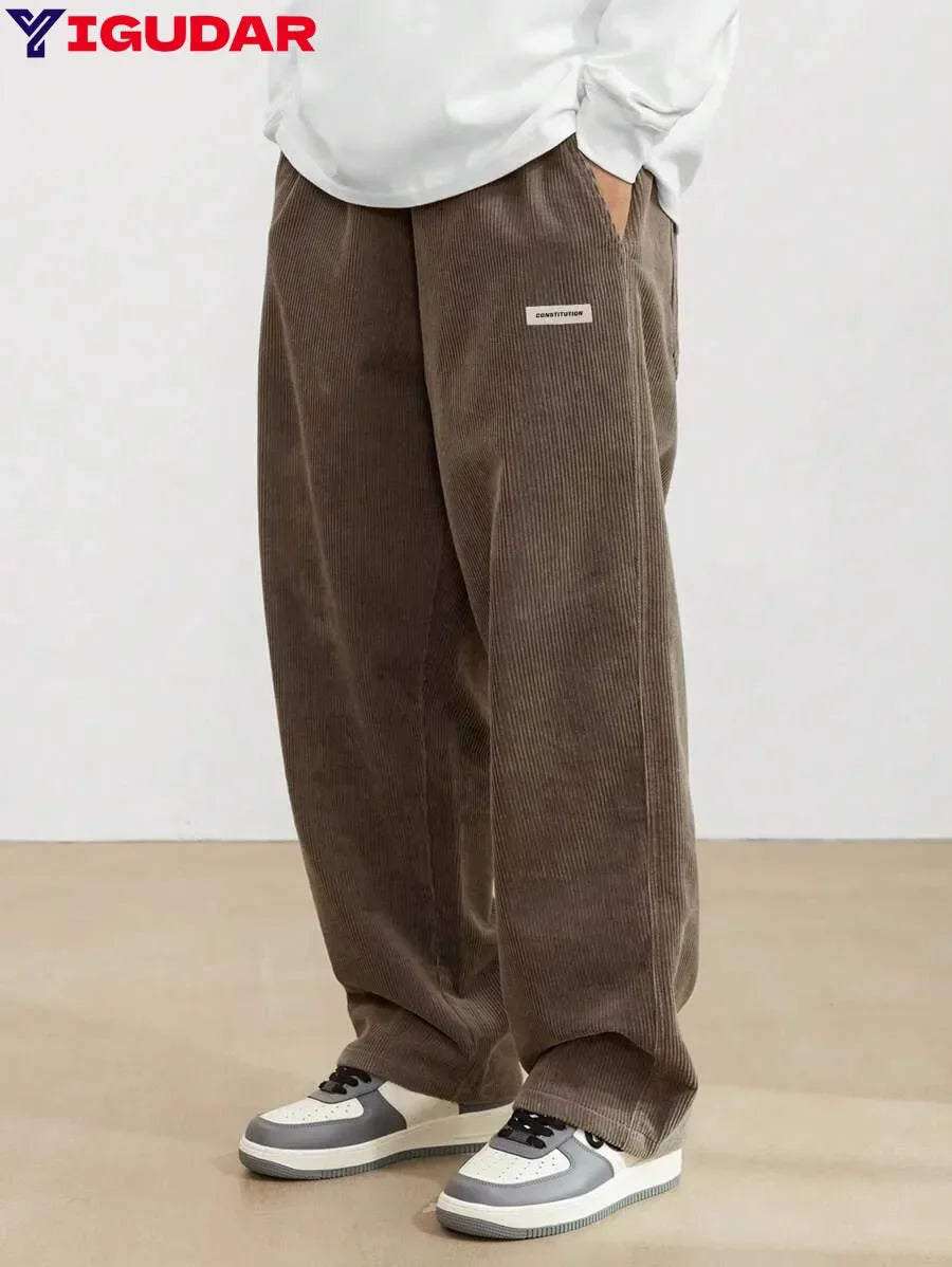 Calça de veludo cotelê, caimento solto