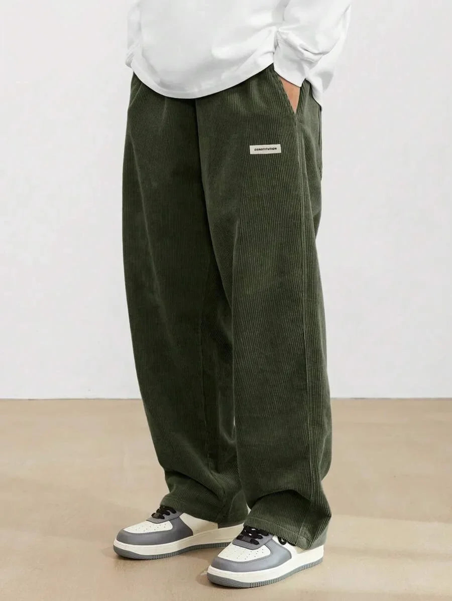Calça de veludo cotelê, caimento solto