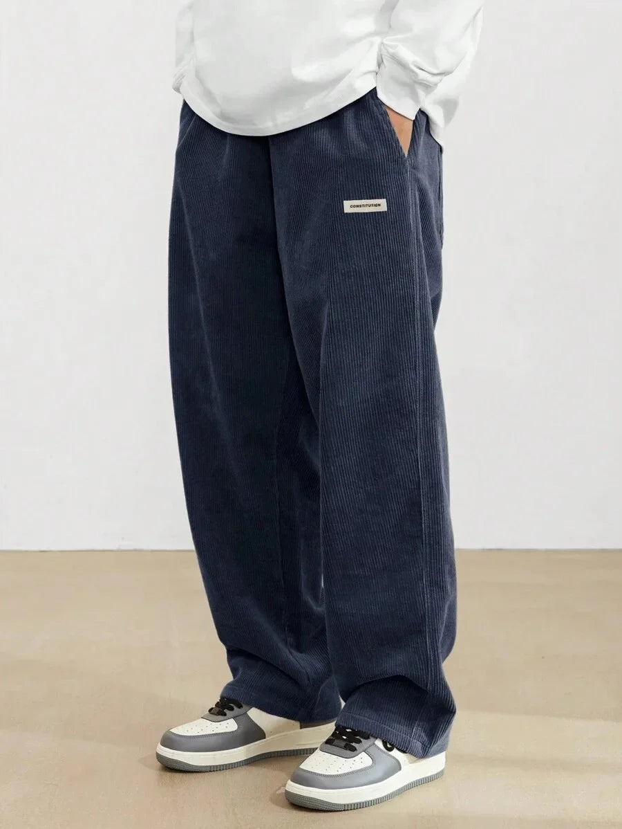 Calça de veludo cotelê, caimento solto