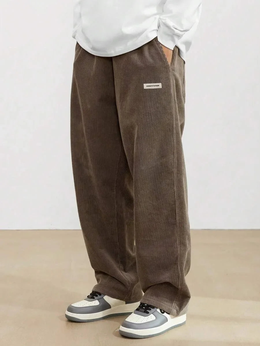 Calça de veludo cotelê, caimento solto